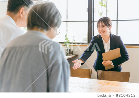 シニア・高齢者夫婦に挨拶する担当営業のビジネスウーマン 98104515