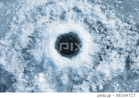 ワカサギ釣りイメージ 湖の氷に空いた穴 ワカサギ釣りイメージ 湖の氷に空いた穴 98104717