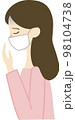 鼻の赤い花粉症の女性　マスク 98104738