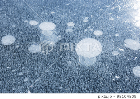 湖が凍ってできたアイスバブルイメージ 98104809