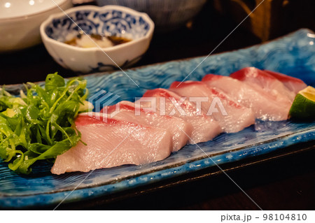 ブリの刺身 98104810