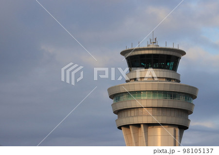 羽田空港の管制塔　 98105137