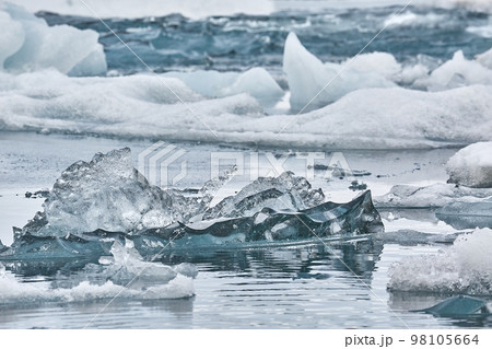 Glacial lake in Iceland 98105664