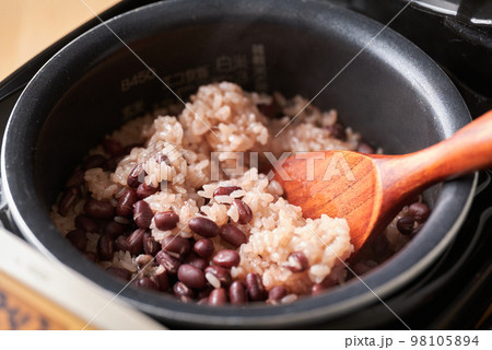炊飯器で炊いた赤飯 98105894