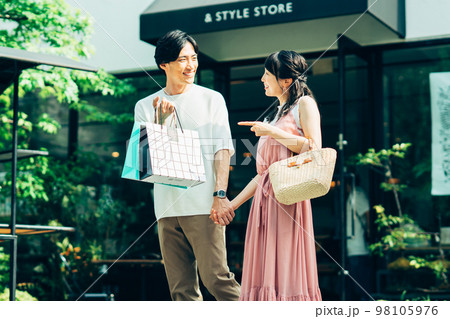 買い物をする若いカップル 98105976