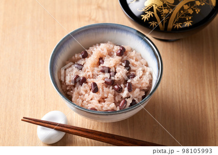 茶碗に盛り付けた赤飯 98105993