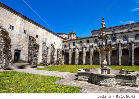Courtyard of the monastery of Oseira at Ourense, Galicia, Spain. Monasterio de Santa Maria la Real de Oseira 98106043