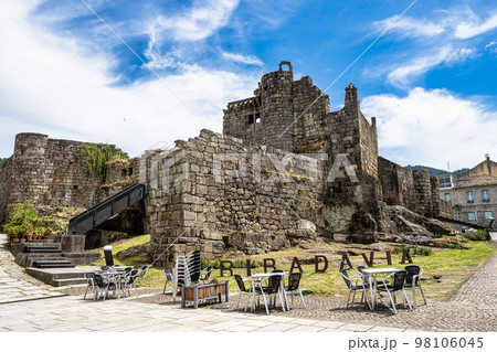 Castle of the medieval town of Ribadavia in the province of Ourense in Spain 98106045
