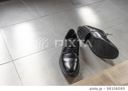 玄関で雑に脱いだビジネスシューズ 玄関で雑に脱いだビジネスシューズ 98106089
