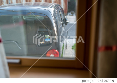 窓から見えるマイカー 98106119