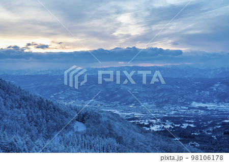 冬の蔵王ロープウェイからみた山形市街の夜景 俯瞰 山形県山形市 冬の蔵王ロープウェイからみた山形市街の夜景 俯瞰 山形県山形市 98106178