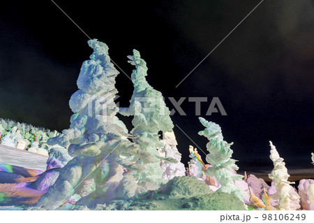 ライトアップされた山形蔵王の樹氷 山形県山形市 ライトアップされた山形蔵王の樹氷 山形県山形市 98106249