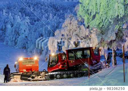 ライトアップされた山形蔵王の樹氷と雪上車　山形県山形市 98106250