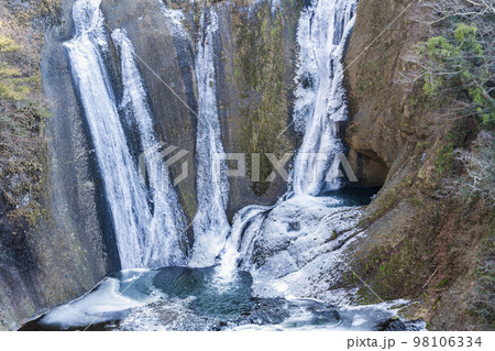 半分ほど凍結した厳冬期の「袋田の滝」　茨城県大子町 98106334