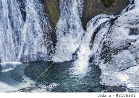 半分ほど凍結した厳冬期の「袋田の滝」　茨城県大子町 98106335