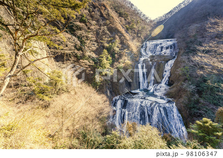 半分ほど凍結した厳冬期の「袋田の滝」　茨城県大子町 98106347
