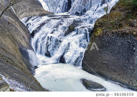半分ほど凍結した厳冬期の「袋田の滝」 茨城県大子町 半分ほど凍結した厳冬期の「袋田の滝」 茨城県大子町 98106359