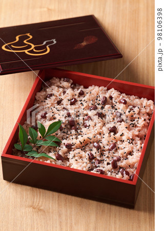 お重に盛り付けた赤飯 98106398