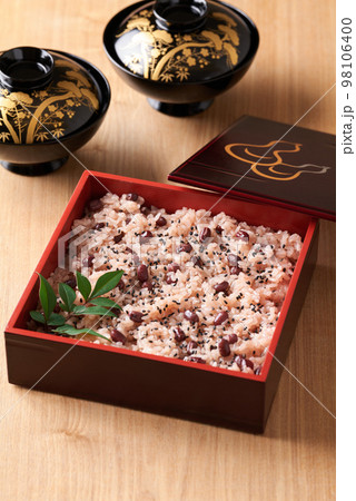 お重に盛り付けた赤飯 98106400