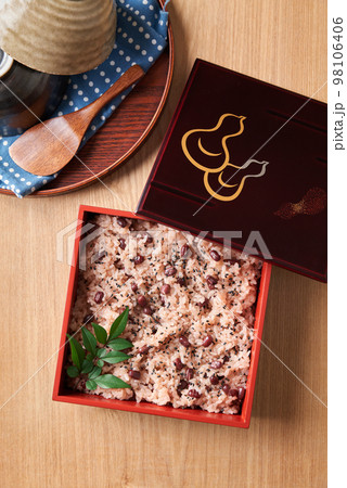 お重に盛り付けた赤飯 98106406