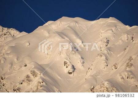 山での夜明け 98106532