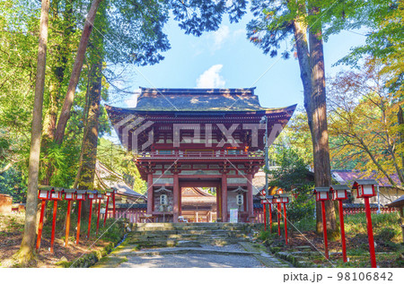 秋の日吉大社　東本宮楼門（滋賀県大津市坂本） 98106842