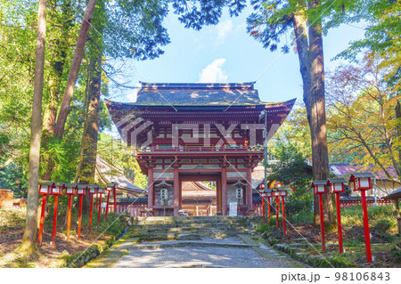 秋の日吉大社 東本宮楼門(滋賀県大津市坂本) 秋の日吉大社 東本宮楼門(滋賀県大津市坂本) 98106843
