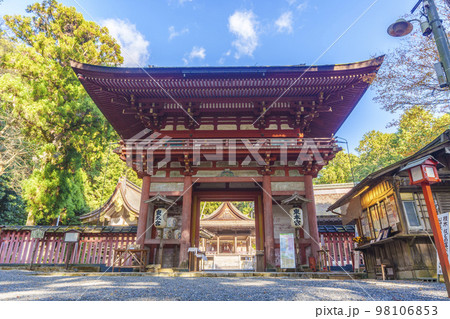 秋の日吉大社　東本宮楼門（滋賀県大津市坂本） 98106853