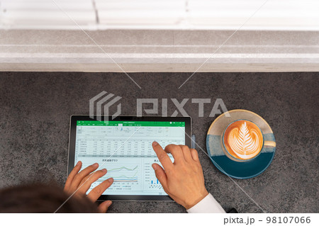 総務　経理　事務職　営業事務　一般事務　事務スタッフ　表計算　グラフ　ラテアート　カフェ　タブレット 98107066