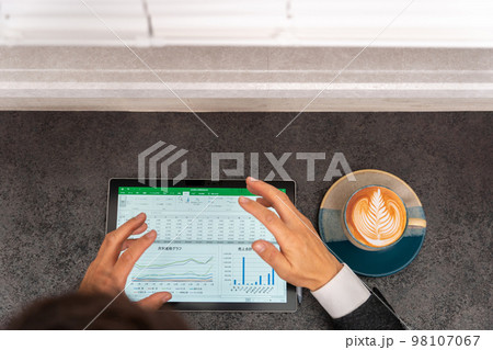 総務　経理　事務職　営業事務　一般事務　事務スタッフ　表計算　グラフ　ラテアート　カフェ　タブレット 98107067