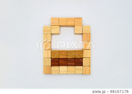 電池の形に並べたウッドキューブのフレームで充電のメモリが2列残っている背景素材 電池の形に並べたウッドキューブのフレームで充電のメモリが2列残っている背景素材 98107176