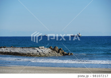 鹿島港外港　貨物船の浮かぶ新春の風景 98107217