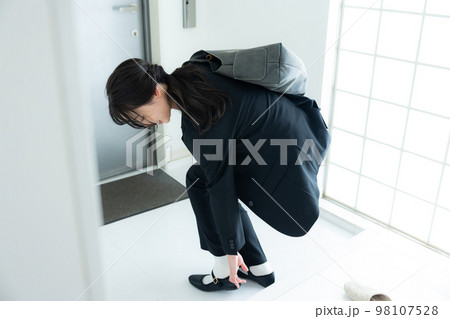 玄関 スーツの女性 玄関 スーツの女性 98107528
