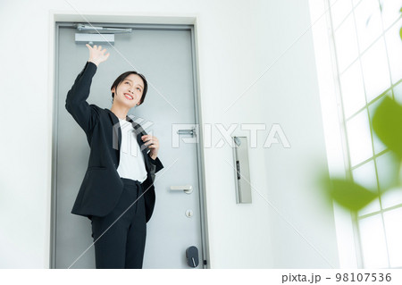 玄関 スーツの女性 玄関 スーツの女性 98107536