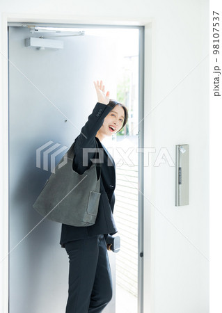 玄関 スーツの女性 玄関 スーツの女性 98107537