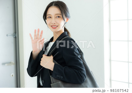 玄関 スーツの女性 玄関 スーツの女性 98107542