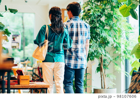 買い物をするカップルの後ろ姿 買い物をするカップルの後ろ姿 98107606