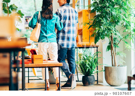 買い物をするカップルの後ろ姿 買い物をするカップルの後ろ姿 98107607