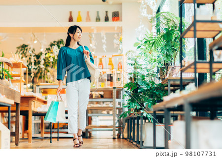 買い物する若い女性 98107731
