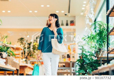 買い物する若い女性 98107732