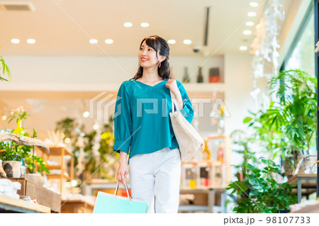 買い物する若い女性 98107733
