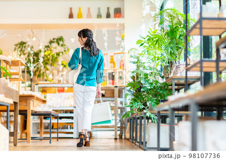 買い物する若い女性 98107736