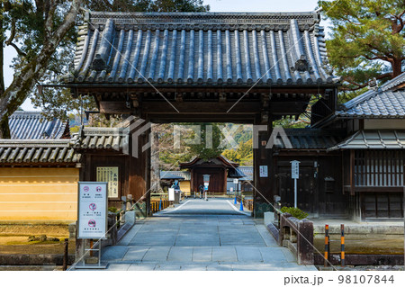 古都京都 世界遺産 金閣寺(鹿苑寺) 総門 古都京都 世界遺産 金閣寺(鹿苑寺) 総門 98107844
