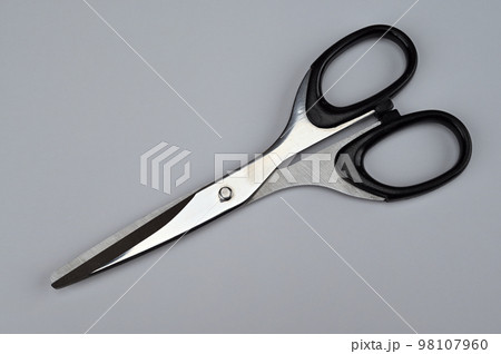 文具用のシンプルなハサミを正面から 98107960