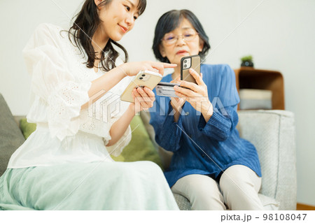 母親にネットショップングを教える娘 母親にネットショップングを教える娘 98108047