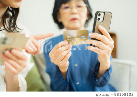 母親にネットショップングを教える娘 母親にネットショップングを教える娘 98108102