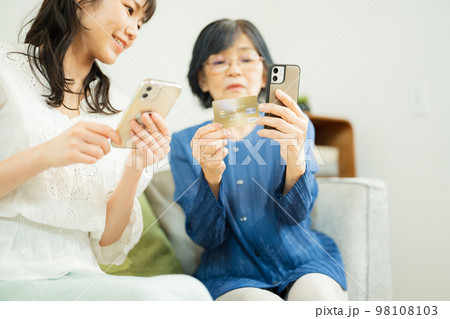 母親にネットショップングを教える娘 98108103