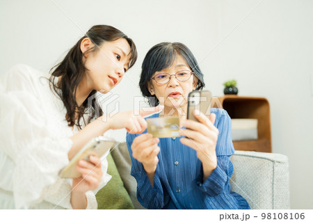 母親にネットショップングを教える娘 母親にネットショップングを教える娘 98108106