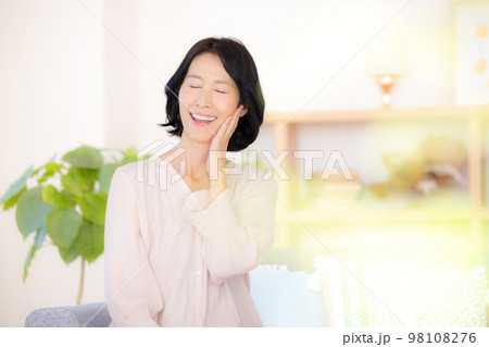 ビューティーイメージ　ミドル女性のポートレート 98108276