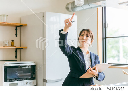 照明・ライト・電球をチェックするアジア人ビジネスウーマン 98108365